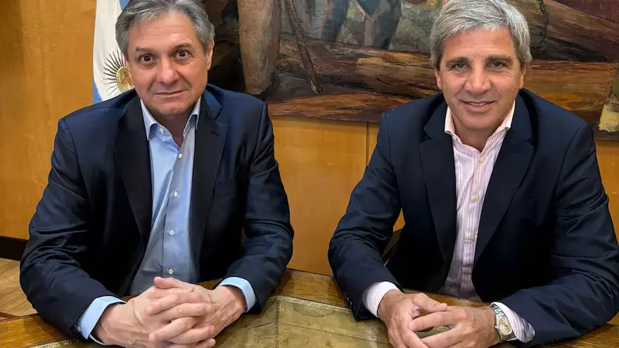 El insólito caso del vice de Luis Caputo que vive en Chile y fue designado a través de un pasaporte