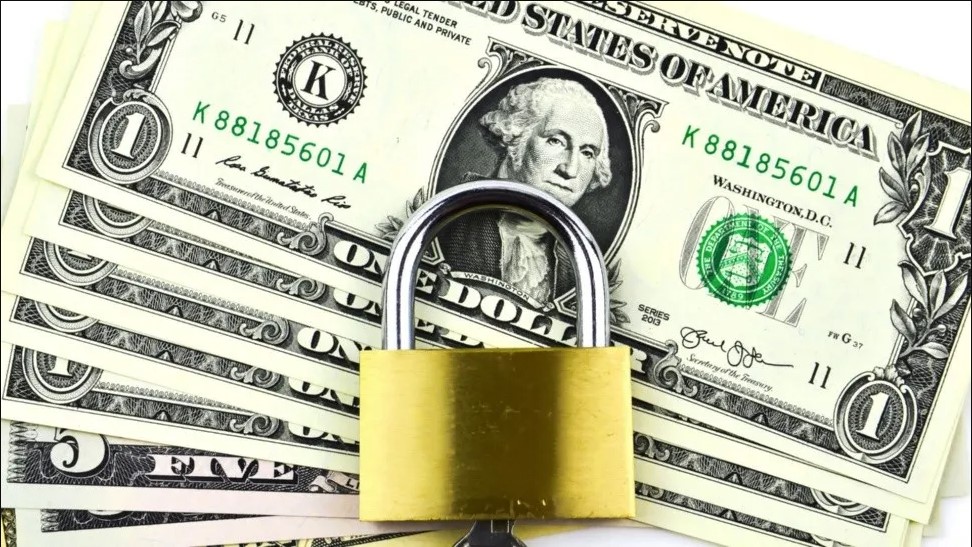 Vuelve el cepo: los ahorristas que compren dólar oficial no podrán operar MEP ni CCL