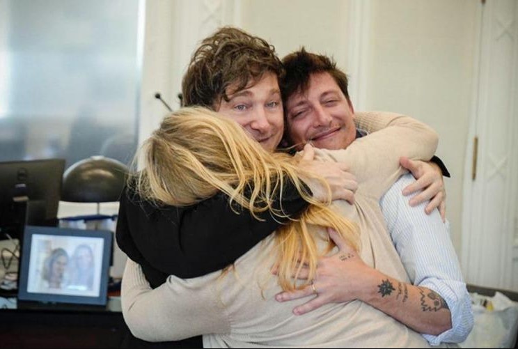 Filtran que Karina amenazó con irse del país si Milei echaba a sus colaboradores aconsejado por Santi Caputo