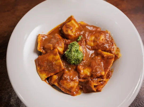 Bodegón en Buenos Aires: el restaurante que conquista con ravioles de asado