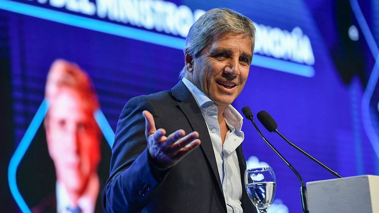 Luis Caputo pidió elegir “entre esto, o el comunismo en 2027”