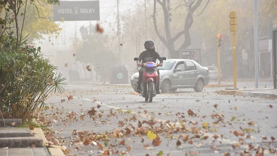 Alerta por fuertes vientos en Mendoza: a que hora bajará el Zonda
