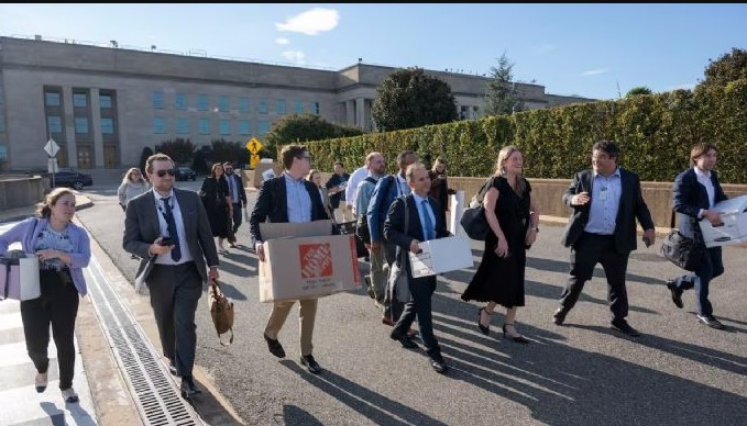 Periodistas devuelven sus credenciales y abandonan el Pentágono tras rechazar las nuevas normas para la prensa