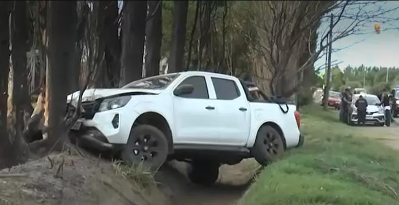 Accidente en General Alvear: una camioneta chocó contra un árbol a metros de una escuela