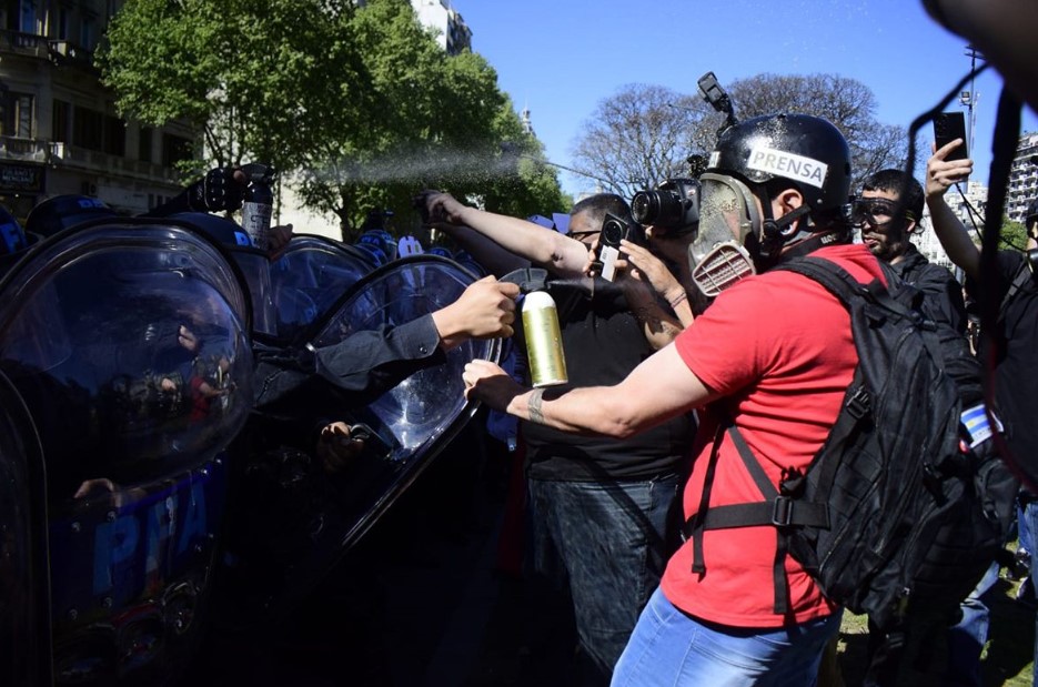 Feroz represión a jubilados en el Congreso dejó 20 heridos