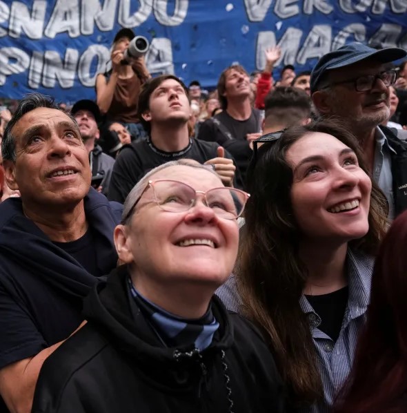 La militancia peronista se movilizó hasta el departamento de CFK en el Día de la Lealtad