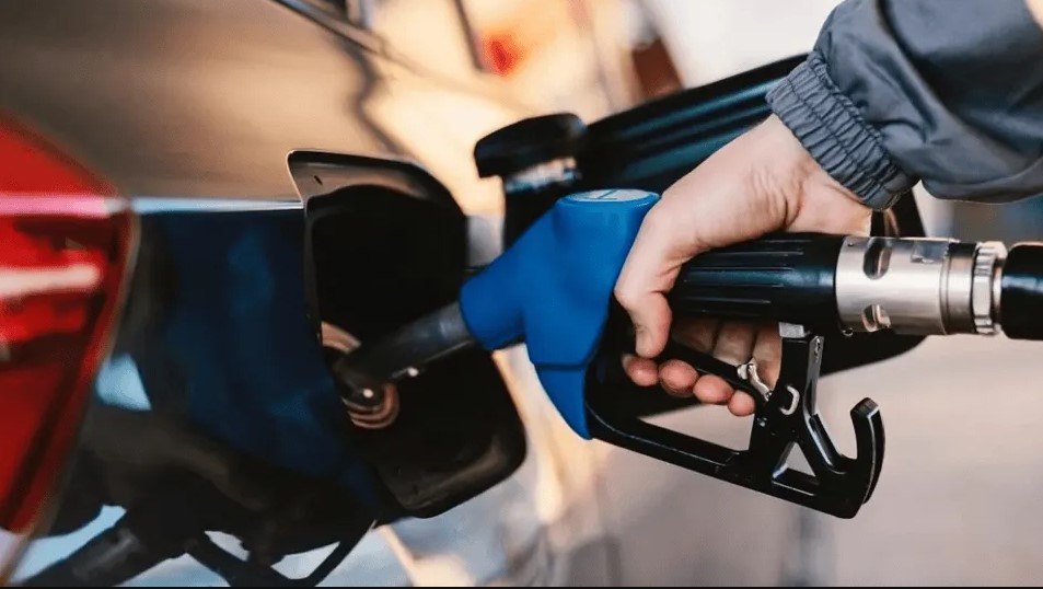 Ahora se puede pagar la nafta en dólares: cómo funciona este nuevo método de pago