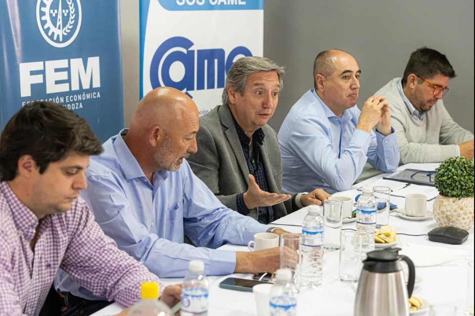 Emir Félix, junto a la FEM, cuestionó la falta de acompañamiento del Gobierno a las pymes mendocinas