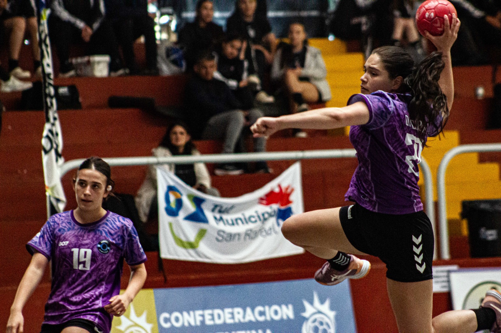 San Rafael recibe a más de 50 equipos de todo el país en un torneo nacional de handball.