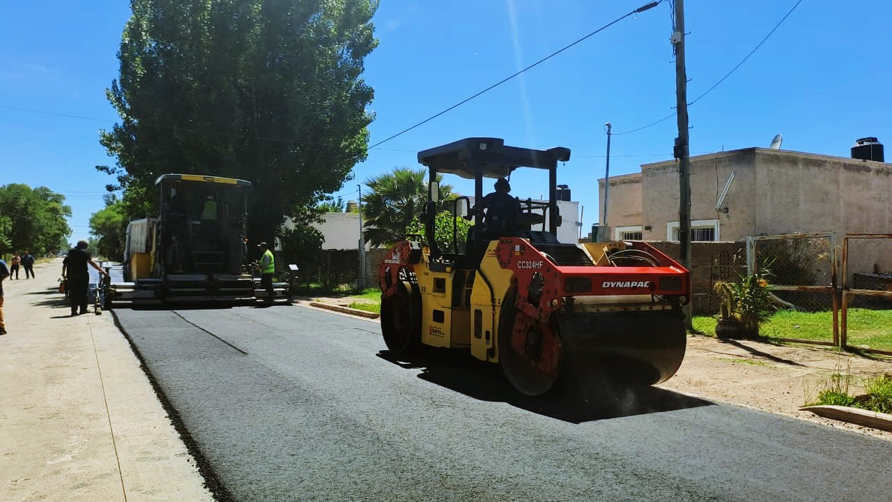Comenzó la colocación de carpeta asfáltica en calle Sueta.