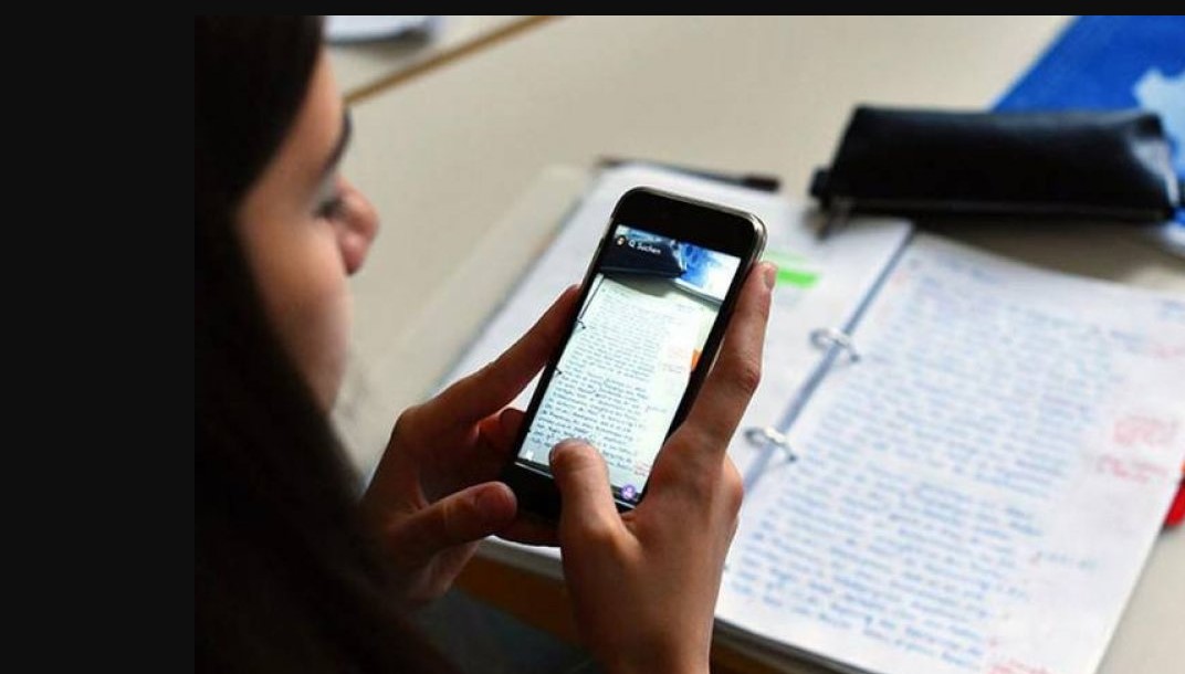 Educación en Mendoza: un colegio anuncia que dejará de permitir celulares en 2026