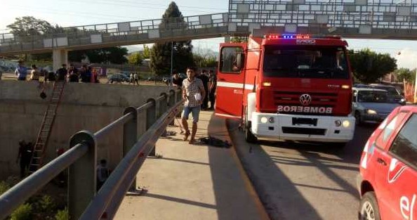 n auto cayó al canal desde el Corredor del Oeste y sus ocupantes quedaron atrapados
