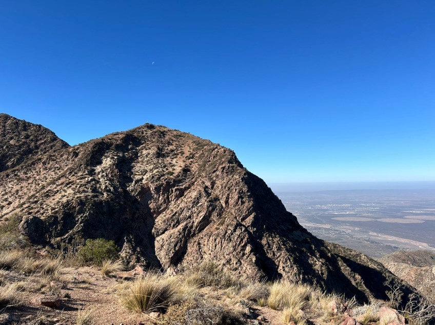 La Policía de Mendoza rescató a dos jóvenes perdidos en un cerro de Cacheuta