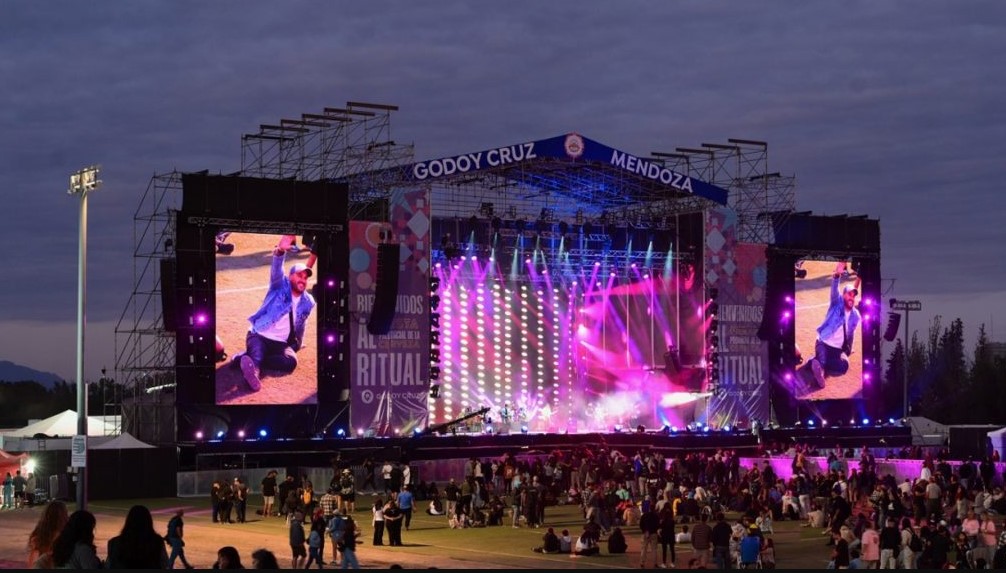 Fiesta de la Cerveza en marcha: Molotov y Cazzu abren la grilla luego de la suspensión