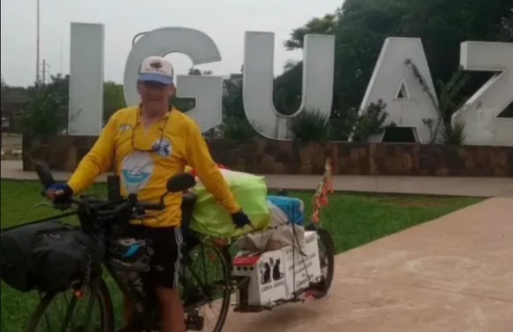 El hombre de Palmira que recorre la Argentina en bicicleta junto a sus dos gatos