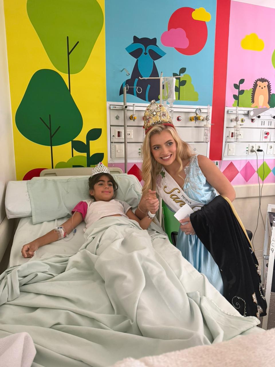 Azul compartió junto a los más peques del Hospital Notti