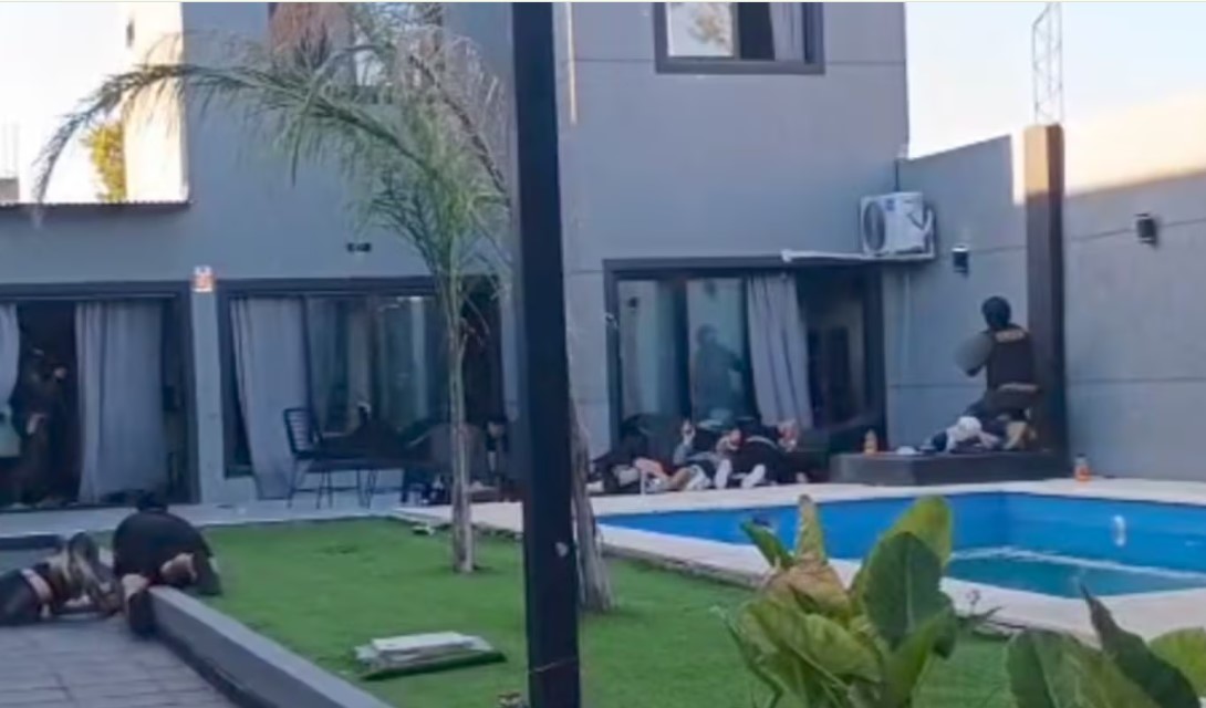 Allanaron una quinta y encontraron a 15 delincuentes en una pool party: un muerto y varios detenidos