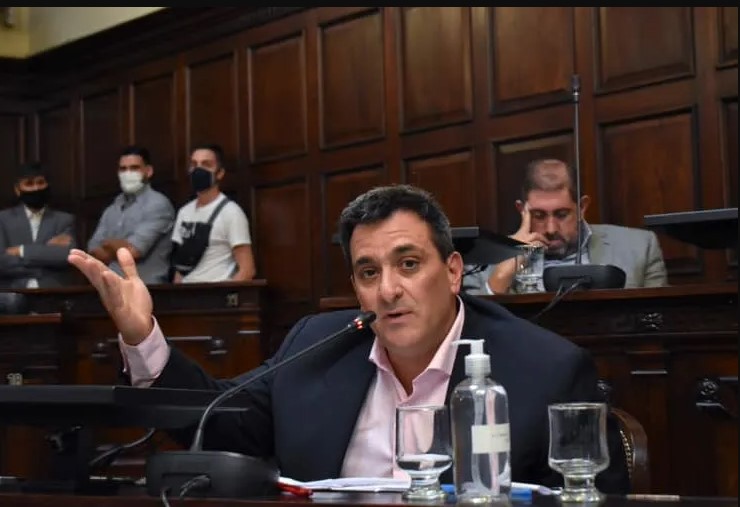 El diputado Gustavo Perret pidió informes por la reducción de cursos en escuelas técnicas y centros educativos.