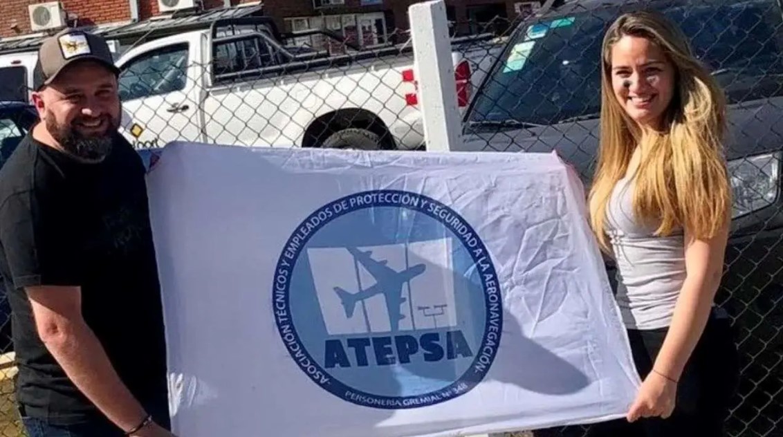 El Gobierno identificó a la gremialista que filmó a Adorni antes de volar a Punta del Este en avión privado