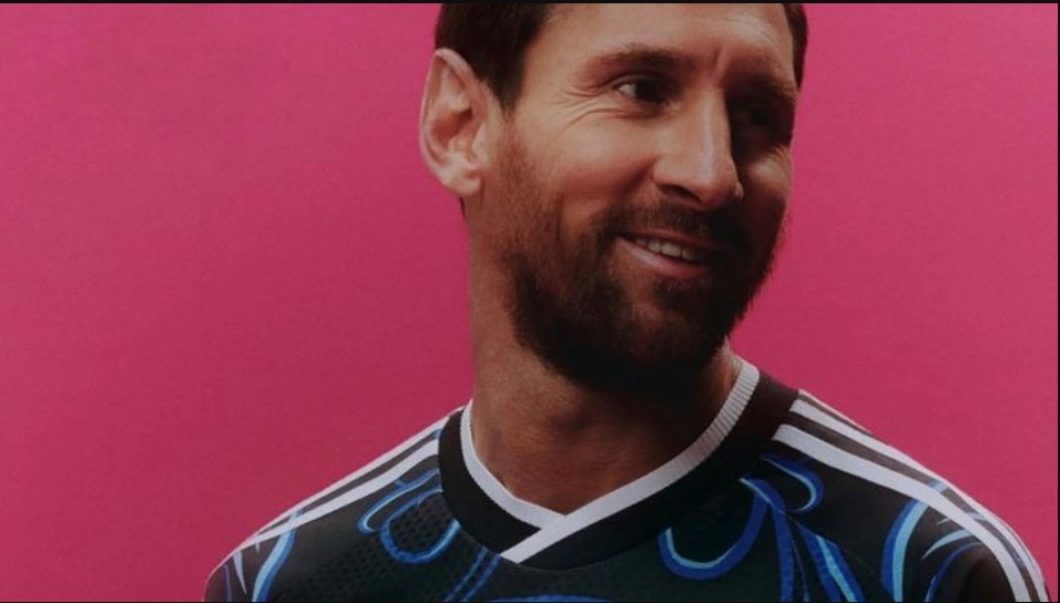 Lionel Messi con la nueva camiseta alternativa de la Selección para el Mundial 2026.