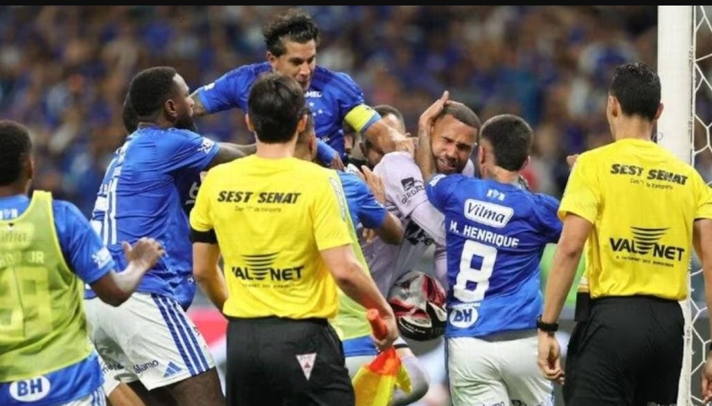 Escándalo en Brasil: un partido de fútbol terminó con récord histórico de 23 expulsados