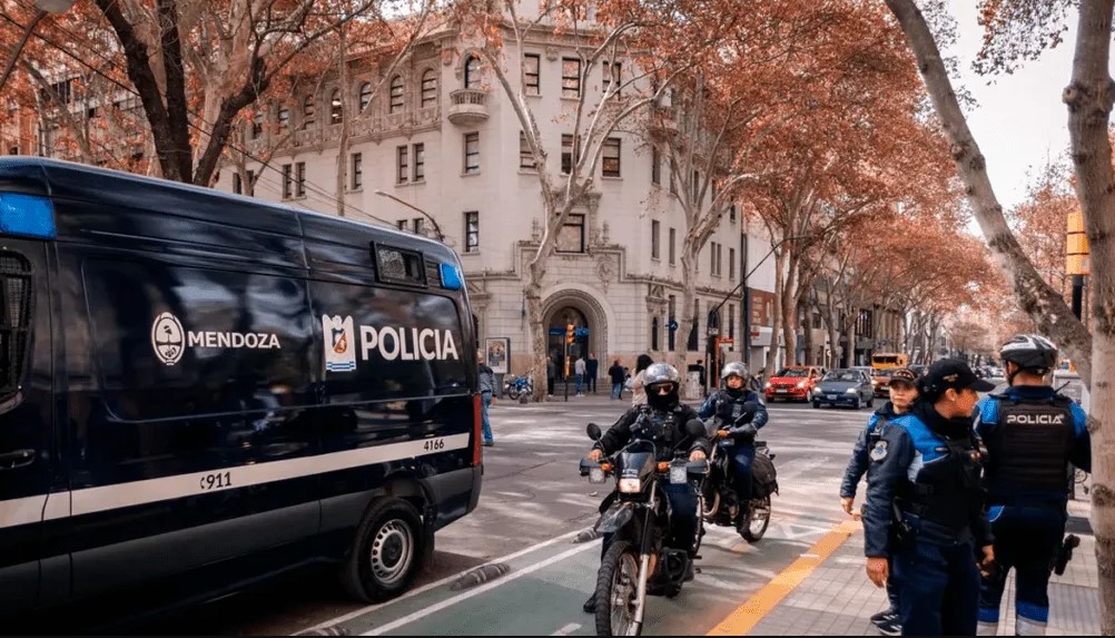 LA POLICÍA DE MENDOZA PODRÁ USAR SU ARMA SIN IDENTIFICARSE EN SITUACIONES DE PELIGRO INMINENTE