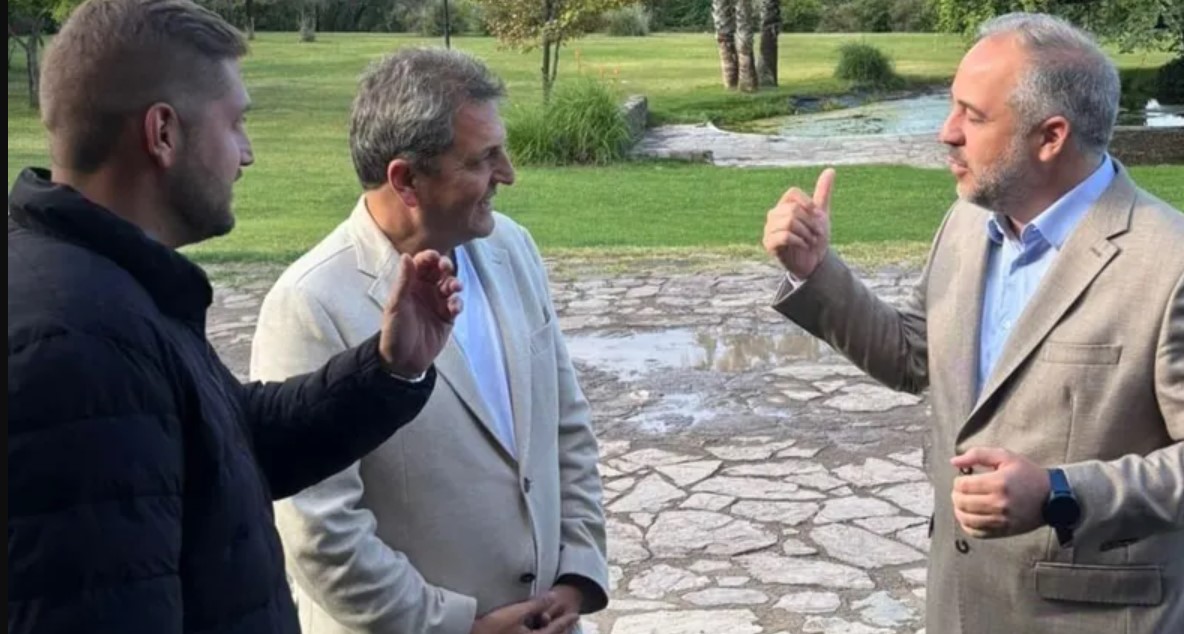 Massa reapareció en la Vendimia con foto, reuniones y gestos de armado político