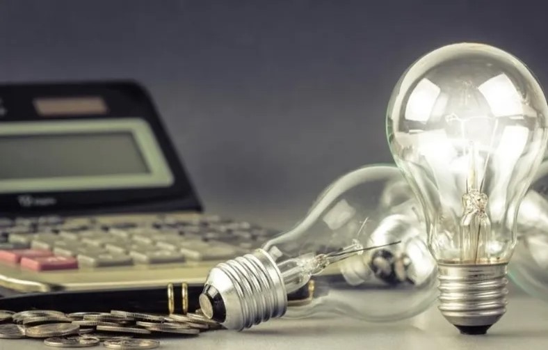 Regulan los intereses a devolver en las facturas de luz en Mendoza