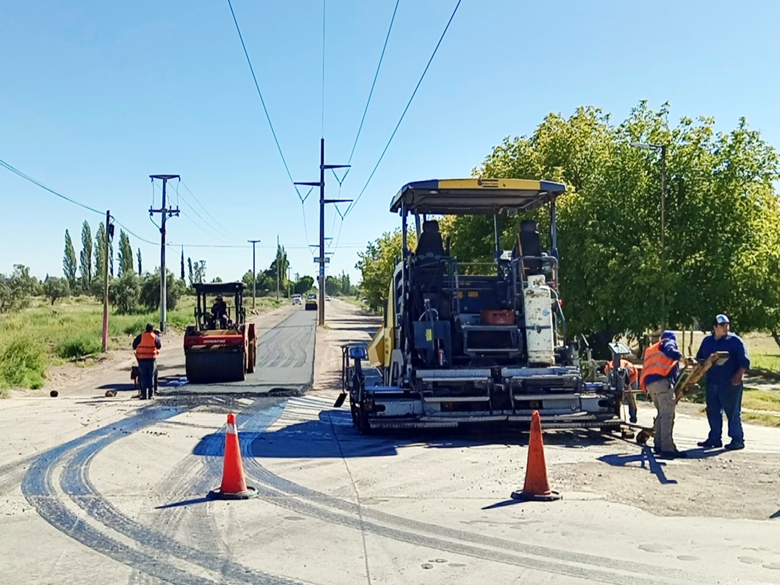 Plan de asfalto en marcha: el municipio coloca la carpeta definitiva en Av. El Libertador, de Florida a Juan XXIII