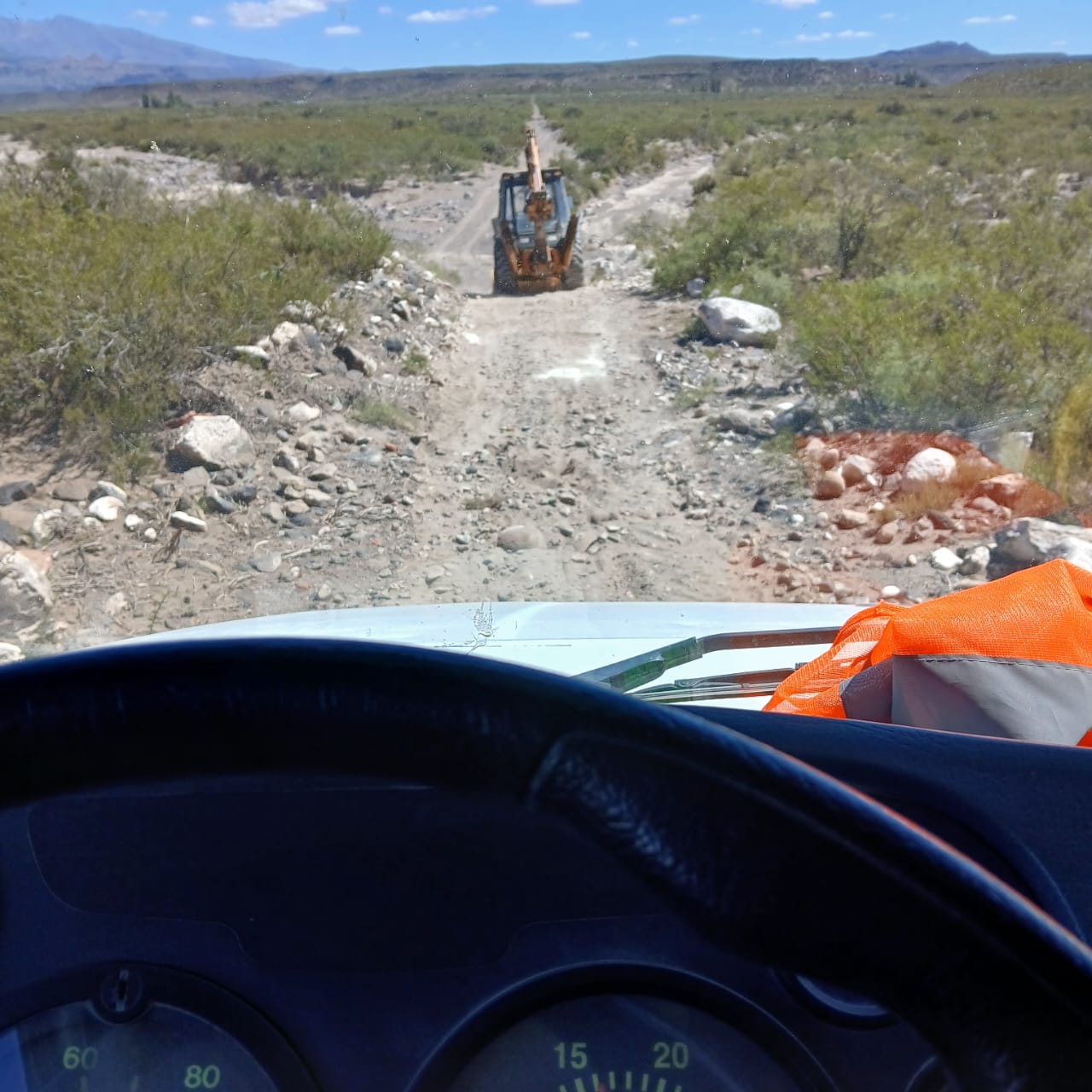 El municipio trabaja intensamente para recuperar caminos rurales afectados por tormentas en el secano