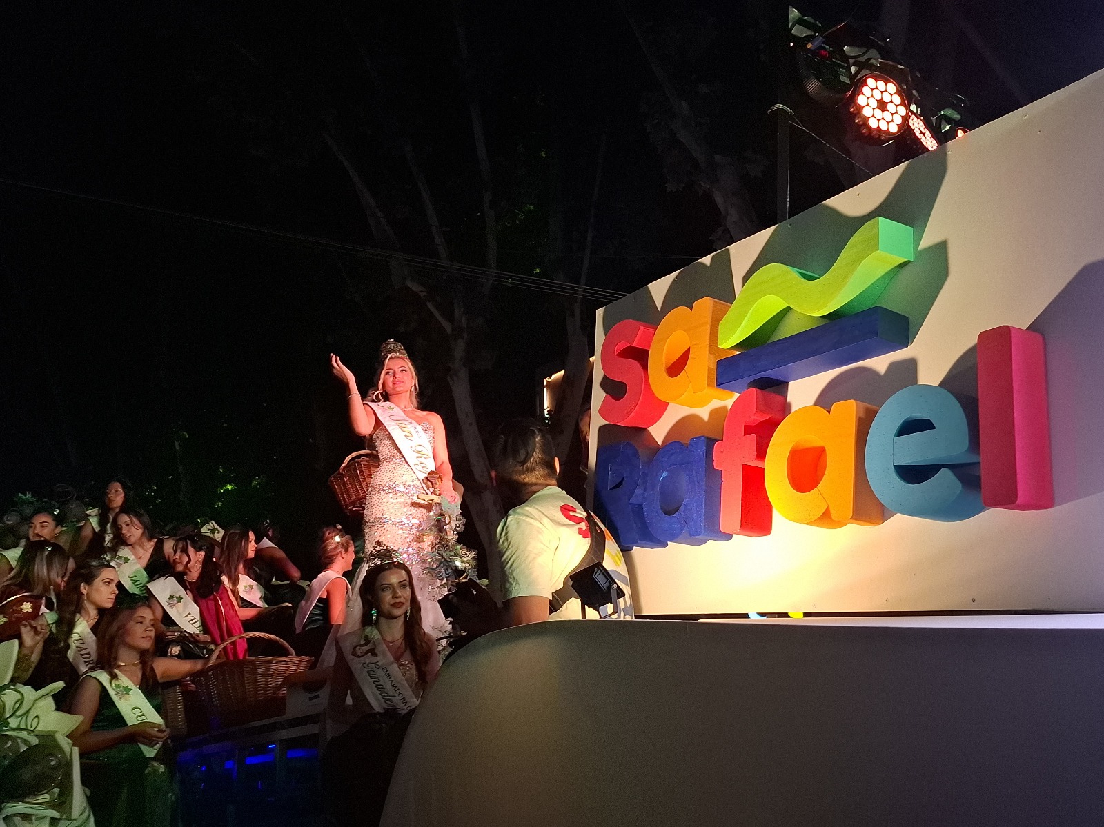 AZUL DESLUMBRÓ EN LA VÍA BLANCA POR LAS CALLES DE LA CIUDAD DE MENDOZA