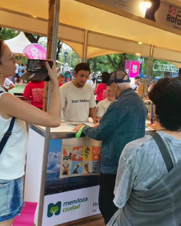 Este domingo vivimos la Vendimia Nacional y alentamos por Azul en pantalla gigante en el Parque Yrigoyen