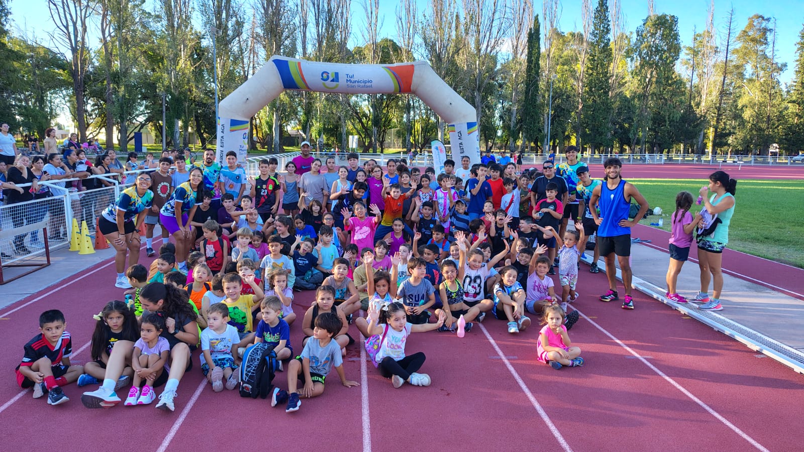 Con decenas de chicos, inició la temporada 2026 de la Escuela Municipal de Atletismo