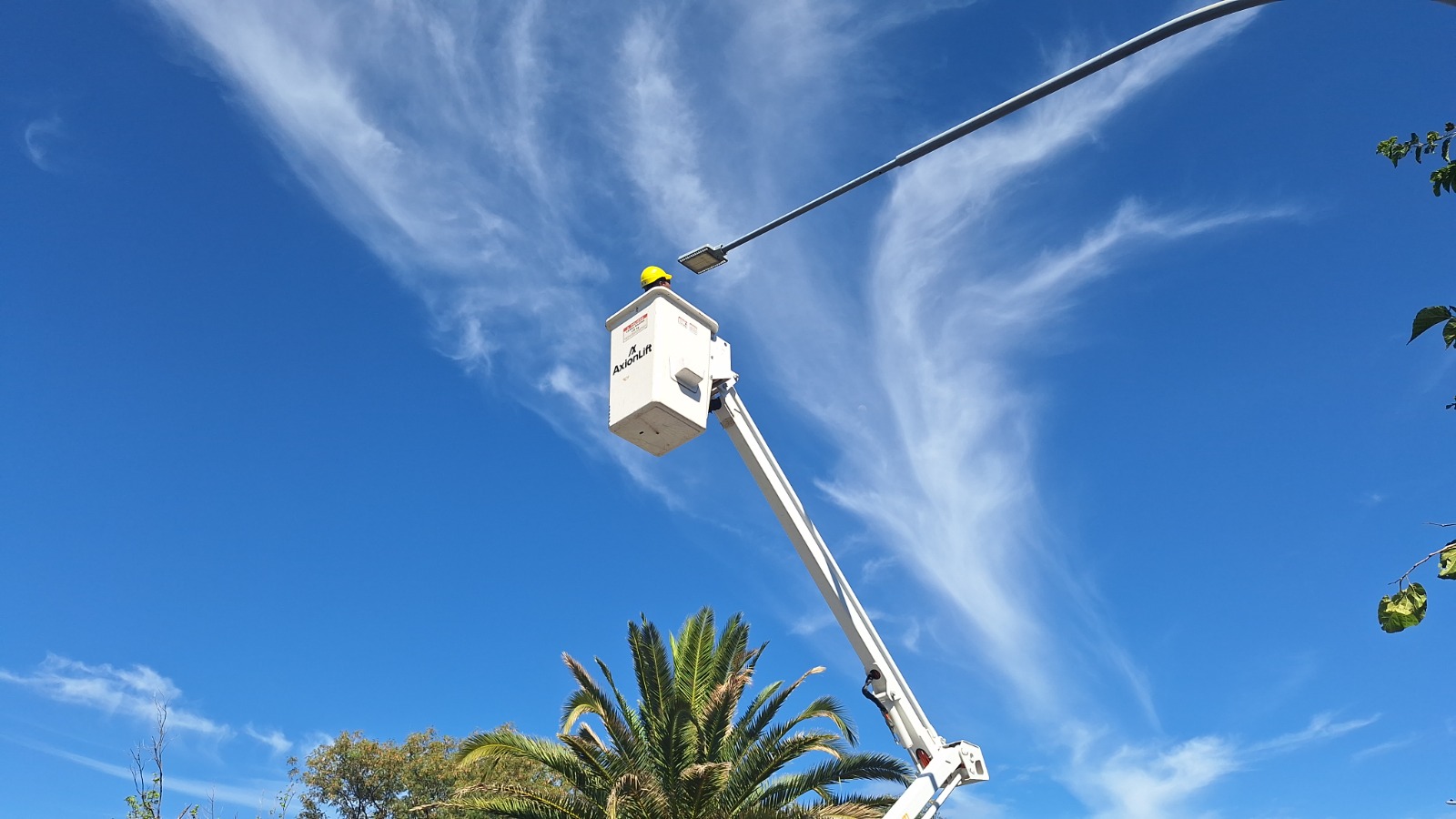 El municipio instala luces LED más potentes en la avenida Mitre