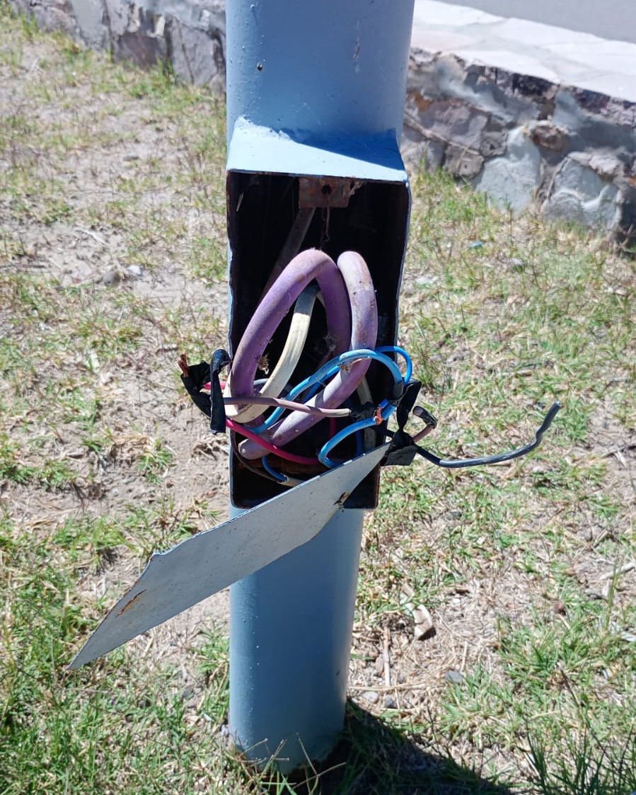 Vándalos provocaron graves daños en las instalaciones eléctricas y dejaron “a oscuras” la plaza de El Nihuil