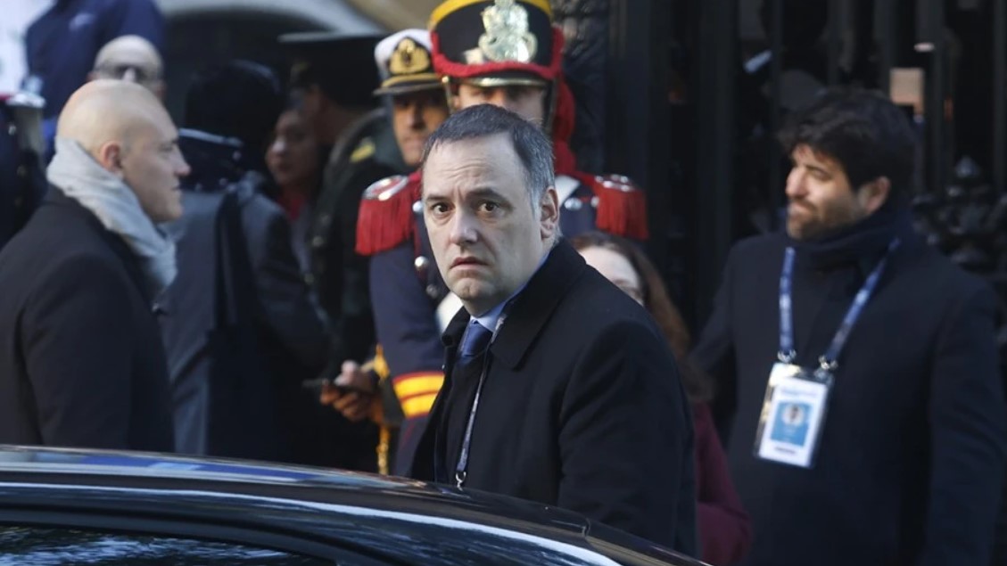 El Gobierno aprovecha el "espionaje" ruso pasa sacar de la Rosada a los periodistas que molestan a Adorni