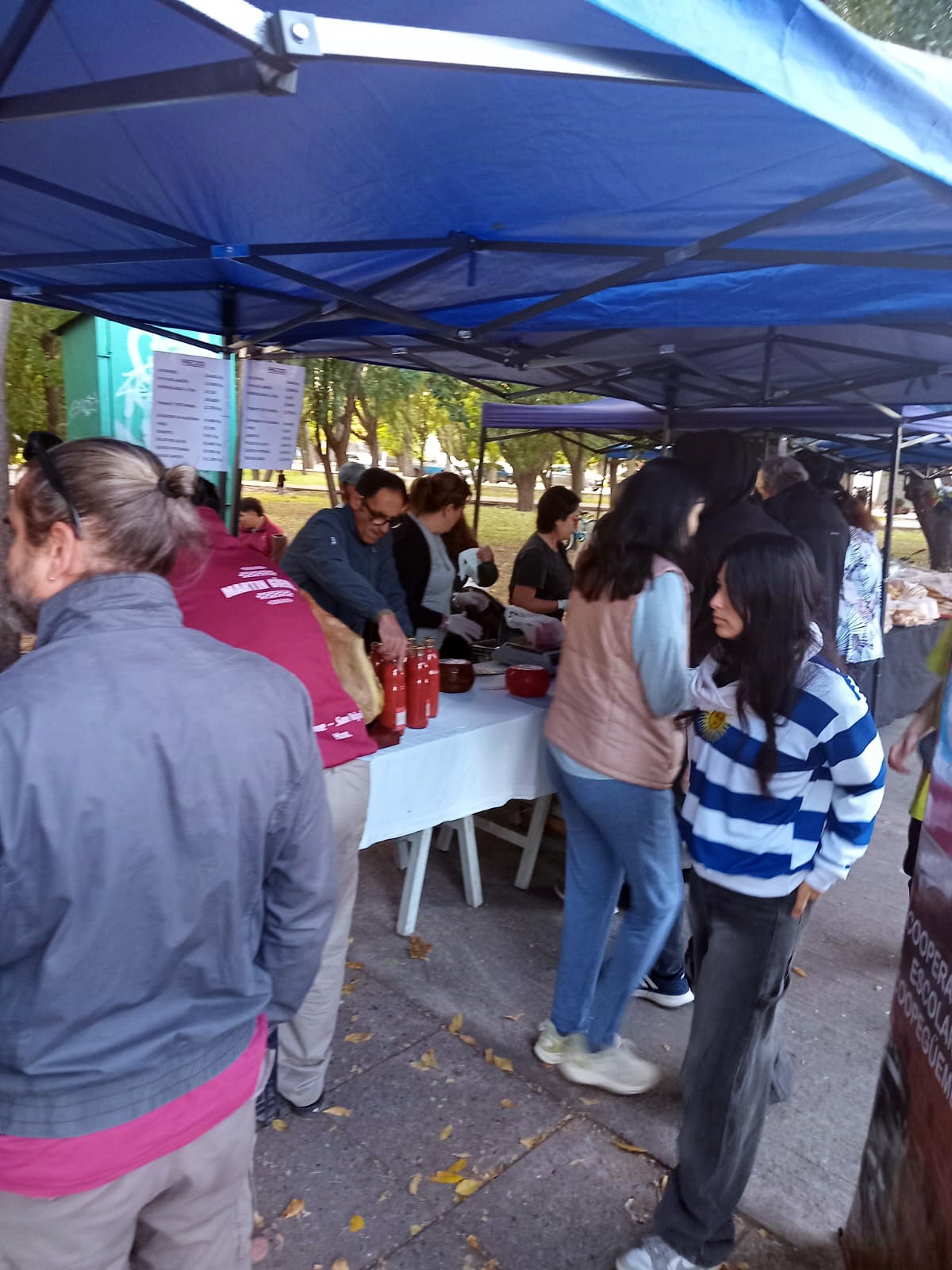 La Escuela Martín Güemes y una exitosa venta de sus productos junto a la Feria Franca