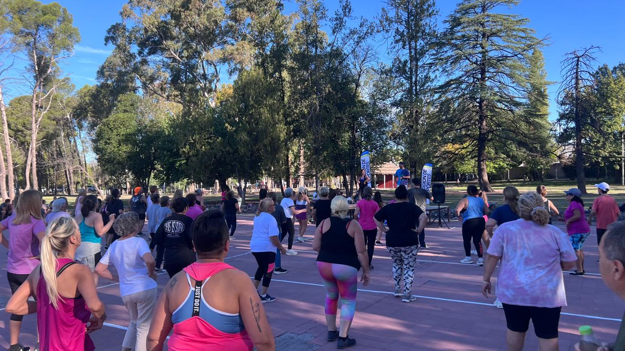 A puro ritmo iniciaron las clases gratuitas de zumba en el Poli 1