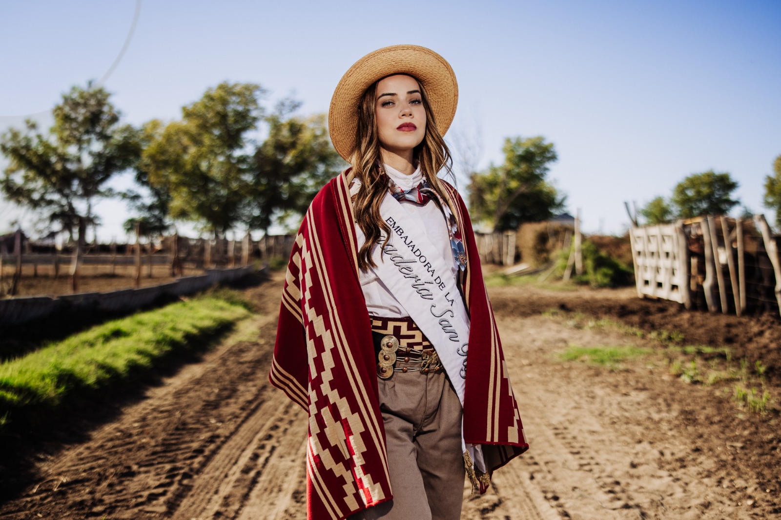 Julieta se prepara para representar a San Rafael en la Fiesta de la Ganadería
