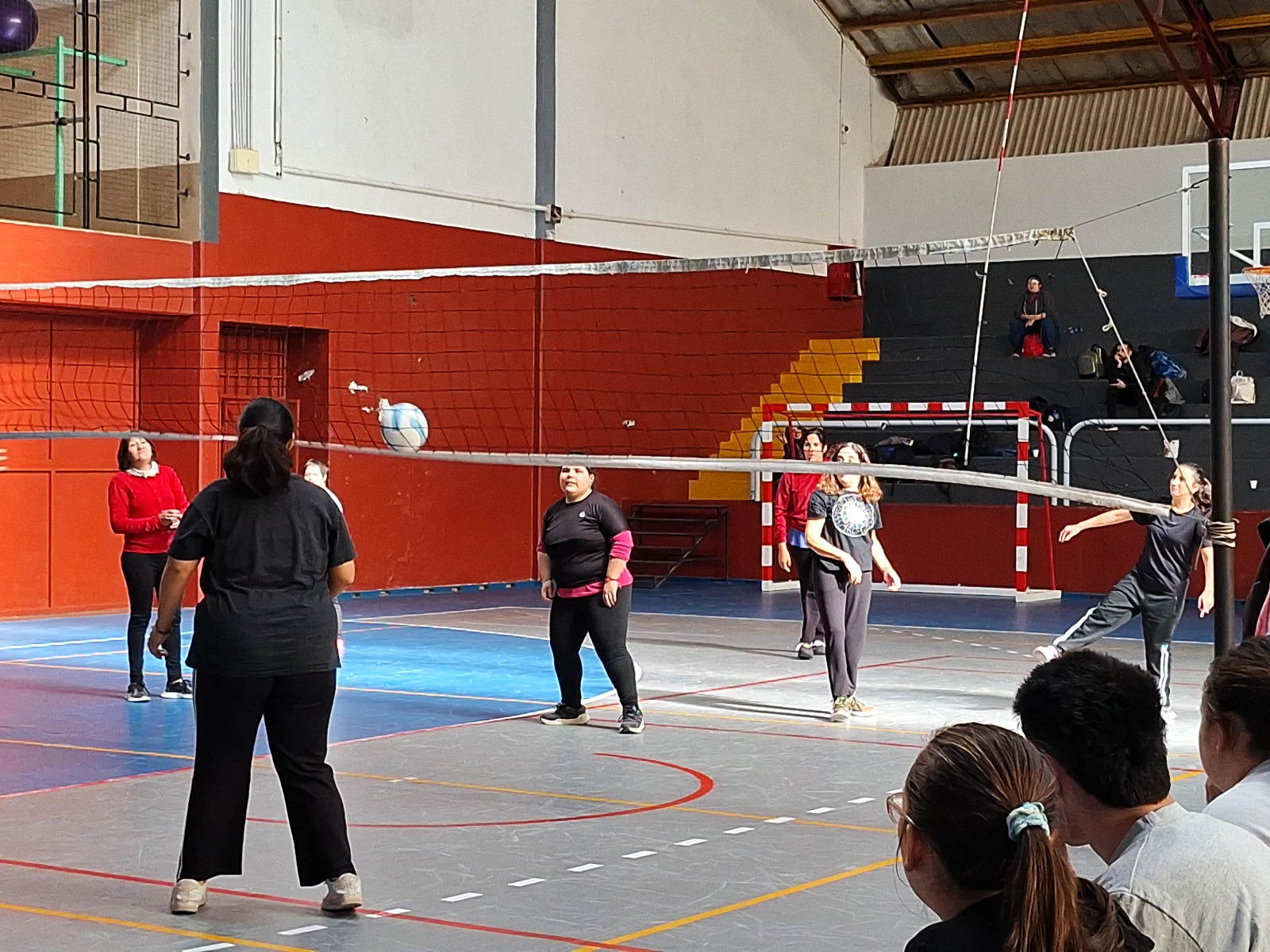 Más de 120 chicos participan en las Olimpiadas “Compartiendo Movimiento” en el Poli 2