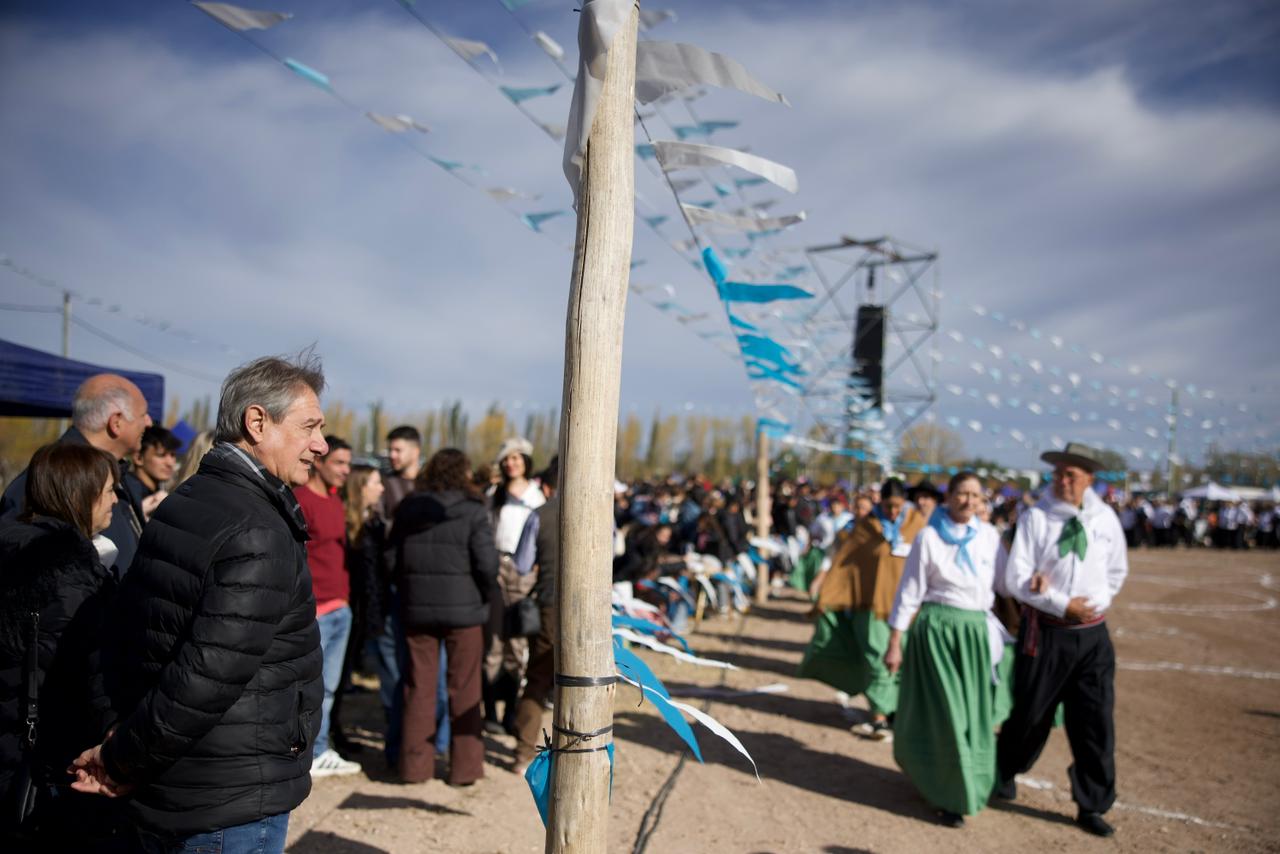 La Villa 25 de Mayo volvió a vibrar con el tradicional Pericón Nacional