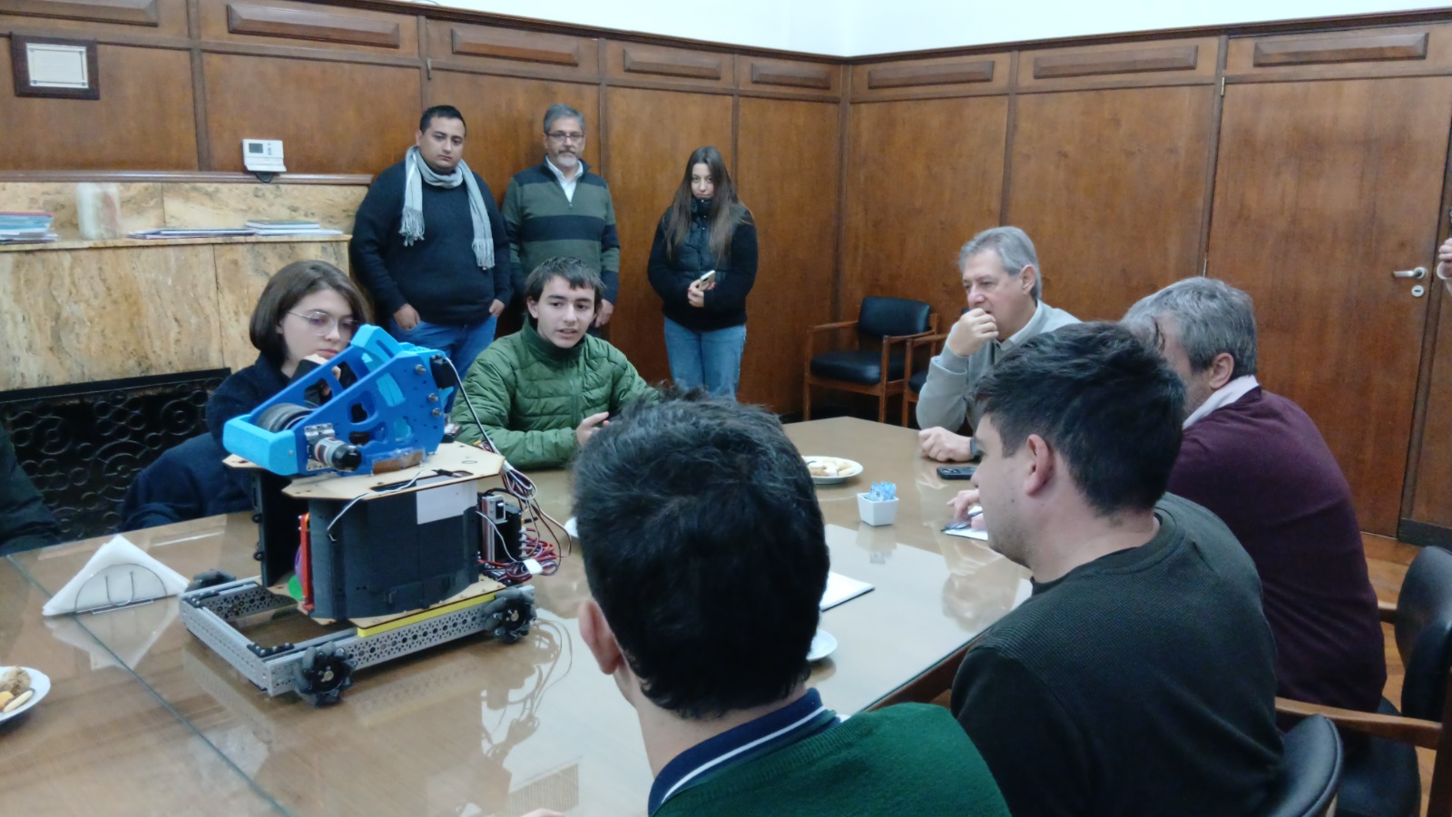 El intendente Omar Félix recibió a alumnos sanrafaelinos que competirán en robótica en Países Bajos