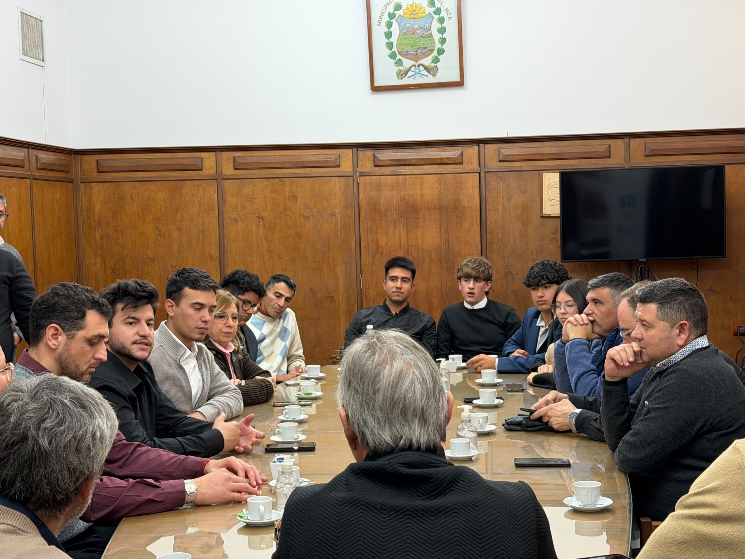 El intendente Omar Félix recibió a alumnos de la Escuela Merín que competirán con su robot en México