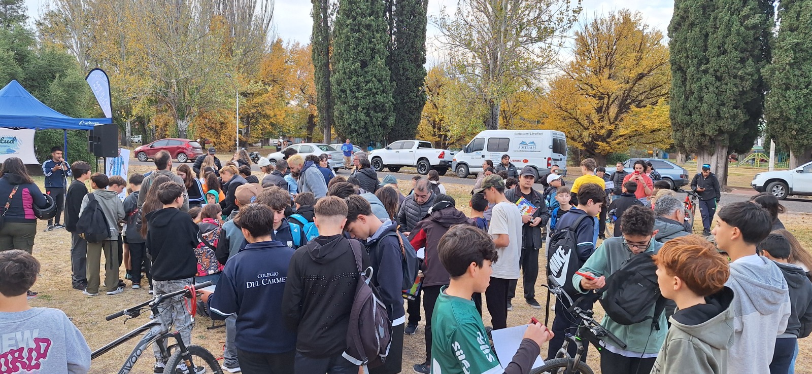 Cientos de chicos y grandes se sumaron al intercambio de figuritas mundialistas en San Rafael